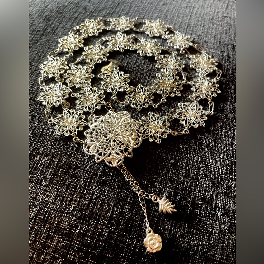 Adjustable Silver plated flowers belt.